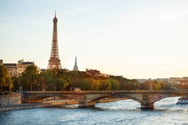 Paris'te Eifel kulesi yakınlarındaki köprü pont Invalides görünümü, Fransa