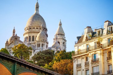 Klasik Hausmann tarzı Paris evi üzerinde Montmartre Sacre-Coeur katedral görünümü