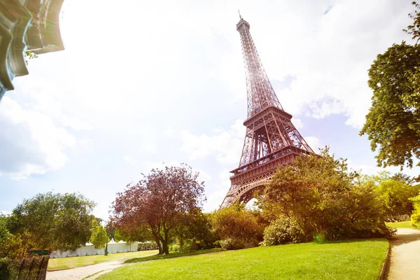 Eifel Toren Lage Hoek Uitzicht Gazon Van Champs Mars Parijs — Stockfoto