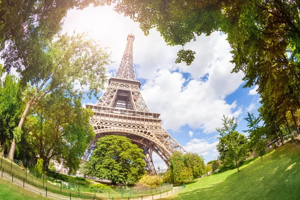Vista Torre Eifel Desde Abajo Sobre Césped Verde París Francia — Foto de Stock