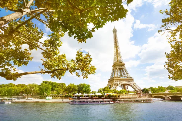 Uitzicht Seine Eifel Toren Door Zonnige Hemel Bomen Frankrijk Parijs — Stockfoto