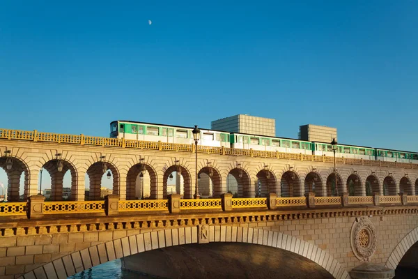 Ponte Pont Bercy Parigi Con Treno Della Metropolitana Che Passa — Foto Stock