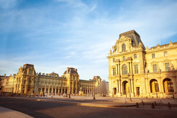 Ünlü Fransız Sanat Müzesi Louvre Sarayı Güneşli Bir Günde Paris — Stok fotoğraf
