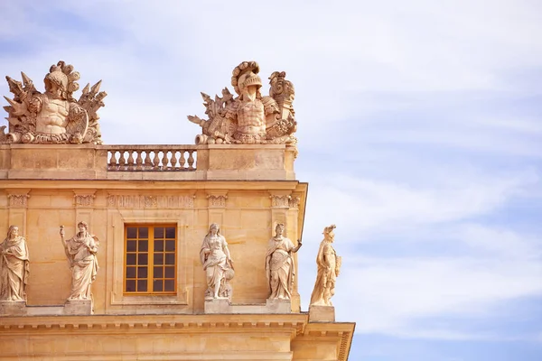 曇り空に対するギリシャの騎士の彫刻とベルサイユ宮殿のファサードの詳細 フランス — ストック写真