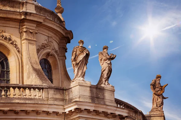 Close Van Gevel Details Van Koninklijke Kapel Met Griekse Sculpturen — Stockfoto