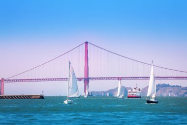 Golden Gate Köprüsü, ABD altından geçen yatlar ve gemiler ile San Francisco körfezigüzel deniz manzarası