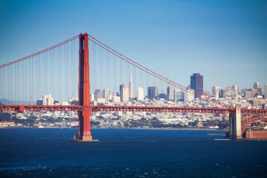 Ön planda Golden Gate Köprüsü ile San Francisco kıyı şeridinin güzel görünümü, ABD