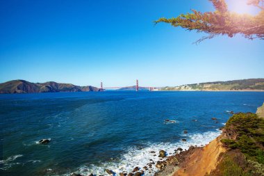 Güneşli bir günde golden gate köprüsü ile San Francisco körfez alanının panoramik görünümü, Abd