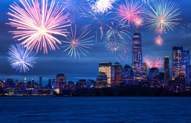 Hudson Limanı üzerinde New York manzaralı gece havai fişekleri kutlaması