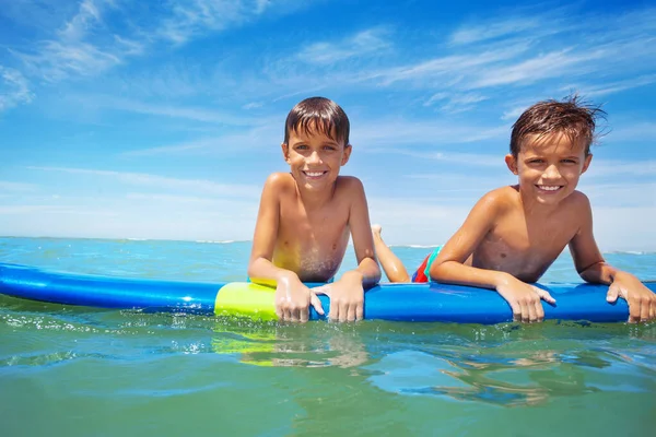 Dos Chicos Nadan Tabla Surf Mar Retratos Sonrientes —  Fotos de Stock