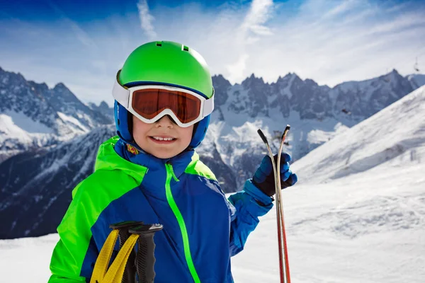 Der Nähe Steht Ein Kleiner Junge Mit Skihelm Und Schutzmaske — Stockfoto