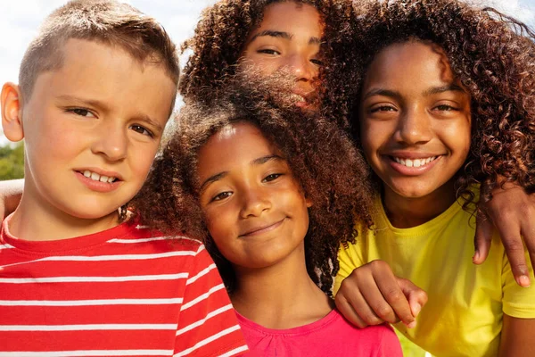 Retrato Menino Meninas Idade Escola Feliz Parque Sorrir Com Cabeças — Fotografia de Stock