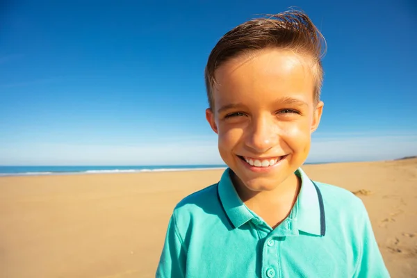 Cerrar Retrato Niño Sonriente Playa Arena Larga — Foto de Stock