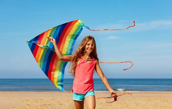 Chica Feliz Con Pelo Largo Jugar Celebración Colorido Despojado Cometa —  Fotos de Stock