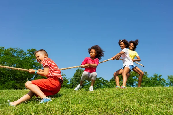 Gruppe Von Kindern Ziehen Seil Und Fallen Bei Wettbewerbsspiel Zeigen — Stockfoto