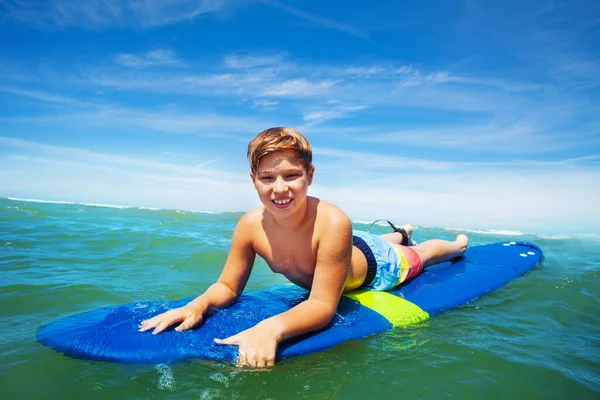Glücklich Surfender Lächelnder Junge Schwimmt Auf Dem Surfbrett Meer Und — Stockfoto