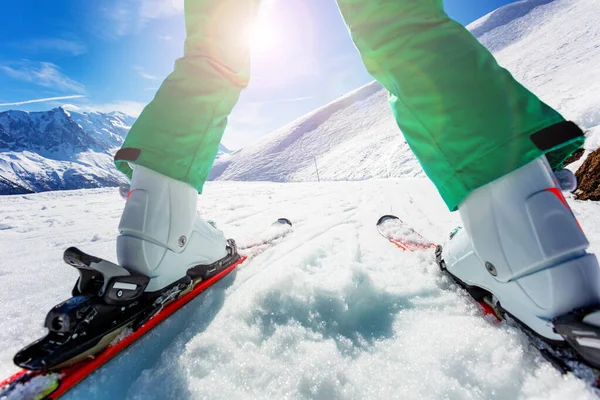 Låg Vinkel Actionfotografering Barn Fjällskida Går Nerför Backen Stigen Utsikt — Stockfoto