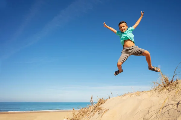 Retrato Menino Duna Areia Perto Praia Meio Salto Comprimento — Fotografia de Stock