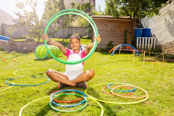 Nice Bonito Preto Menina Retrato Segurar Cor Esporte Hula Aros — Fotografia de Stock