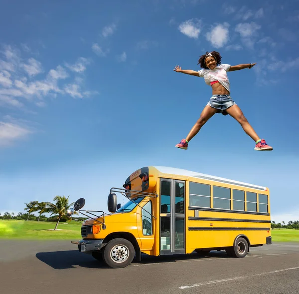 Mutlu Gülümseyen Pozitif Afrikalı Kız Okul Otobüsünün Üzerinden Elleri Bacakları — Stok fotoğraf