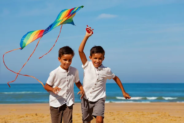 Dos Chicos Corren Sosteniendo Colorida Cometa Sonriente Descuidada Playa Arena — Foto de Stock