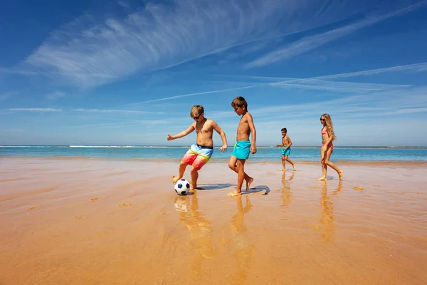 Los Niños Medio Del Juego Fútbol Juegan Una Playa Cerca —  Fotos de Stock