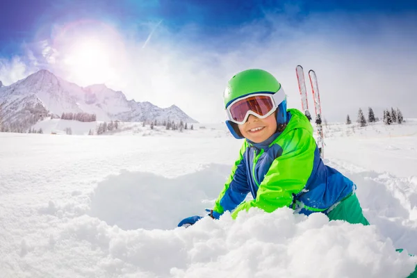 Menino Rindo Brincando Neve Profunda Usar Roupas Esqui Máscara Com — Fotografia de Stock