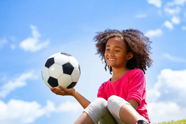 Портрет Чернокожей Девушки Улыбающимся Футбольным Мячом Сидящей Фоне Голубого Неба — стоковое фото