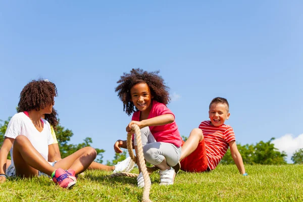 Gruppe Von Kindern Fallen Gras Nach Spielen Und Gewinnen Seilziehen — Stockfoto