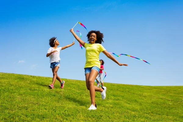Feliz Gritando Sorridente Africano Aparência Meninas Correr Com Fitas Campo — Fotografia de Stock