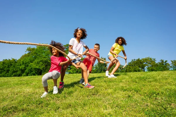 Grupa Różnorodnych Dzieci Chłopiec Ang Dziewczyna Ciągnąć Liny Parku Spada — Zdjęcie stockowe