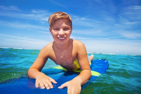 Bliski Portret Szczęśliwego Surfingu Uśmiechnięty Chłopiec Pływać Desce Surfingowej Morzu — Zdjęcie stockowe