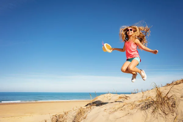 Ritratto Felice Bella Capelli Lunghi Ragazza Bionda Salto Tenendo Cappello — Foto Stock