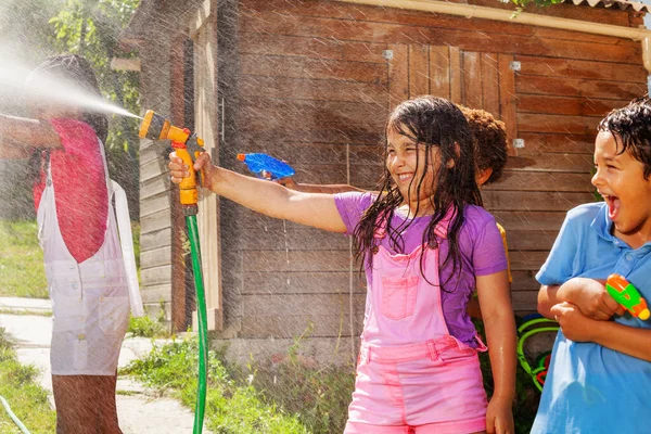 Meisje Onder Groep Van Veel Lachende Kinderen Spelen Waterpistool Vechten — Stockfoto