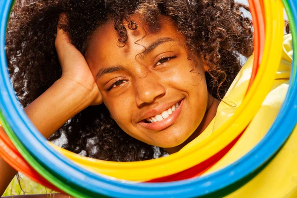 Близкий Портрет Красивой Улыбающейся Молодой Черной Девушки Смешанной Расы Смотрящей — стоковое фото
