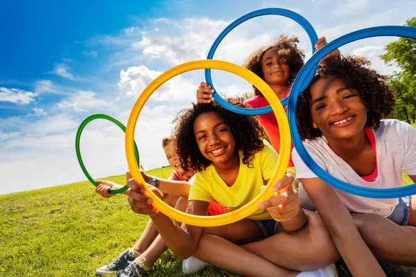 Grupo Meninos Meninas Crianças Sentam Parque Com Aros Coloridos Mostrando — Fotografia de Stock