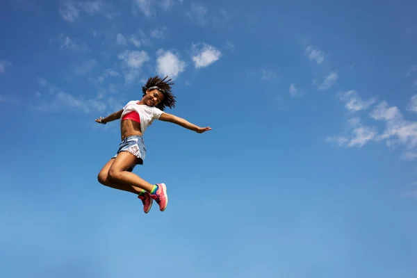 Feliz Niña Edad Escolar Saltar Alto Sobre Cielo Levantando Las —  Fotos de Stock