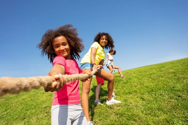 グループ多様な子供がロープを引く 夏の晴れた日に公園で競争力のある楽しいゲーム — ストック写真
