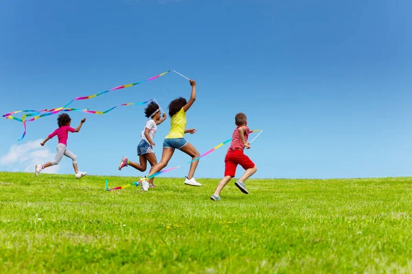 Grupo Niños Corriendo Muy Rápido Agitando Con Cintas Color Sobre — Foto de Stock