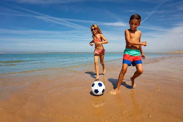 Niños Felices Niño Niña Juegan Pelota Fútbol Playa Cerca Del — Foto de Stock