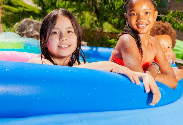 Retrato Una Hermosa Niña Descansando Borde Una Piscina Inflable Con — Foto de Stock