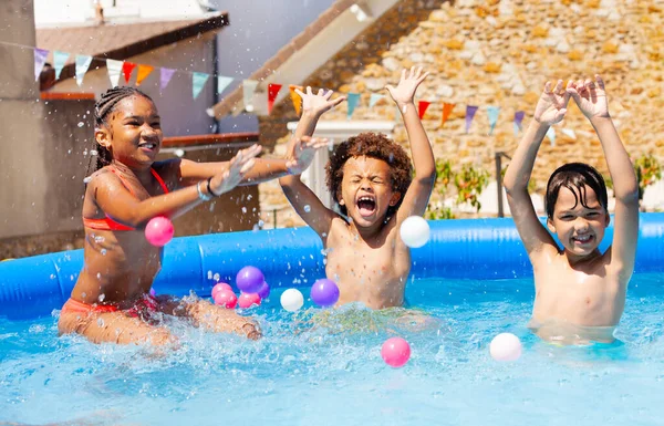 Šťastní Přátelé Malé Děti Hrají Nafukovacím Bazénu Zahradě Postříkaném Vodou — Stock fotografie