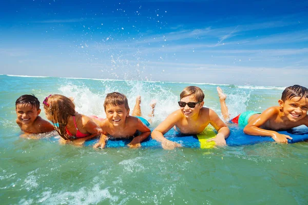 Stort Roligt Porträtt Grupp Barn Plaska Simma Havet Brädet Tillsammans — Stockfoto