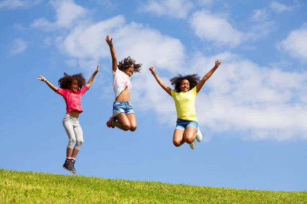 Gruppe Drei Springende Mädchen Über Den Blauen Himmel Mit Erhobenen — Stockfoto