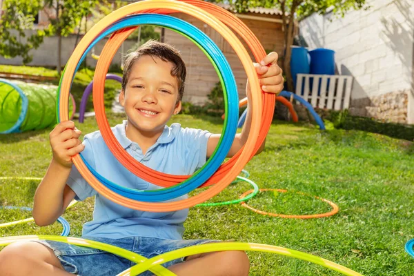 Ritratto Ragazzo Felice Sorridente Che Guarda Attraverso Cerchi Hula Colori — Foto Stock