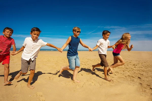 Grupp Barn Pojkar Och Flickor Körs Sandstranden Hålla Händerna Tillsammans — Stockfoto