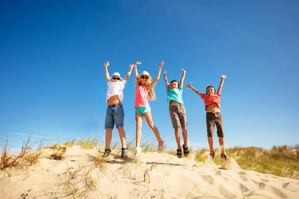Πολλά Χαρούμενα Παιδιά Αγόρια Φίλες Πηδάνε Ψηλά Στην Παραλία Σηκώνοντας — Φωτογραφία Αρχείου