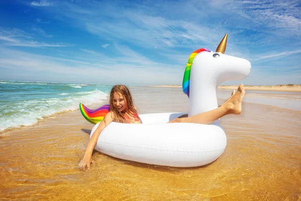 Gelukkig Lachend Meisje Zwemmende Opblaasbare Eenhoorn Het Zandstrand Bij Zee — Stockfoto