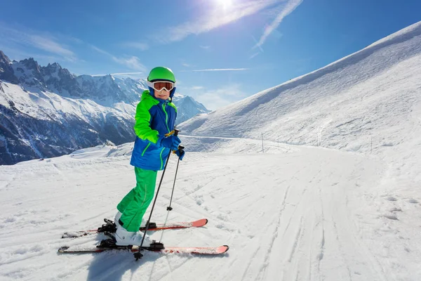 Pequeño Niño Pie Montaña Alpina Pista Esquí Pista Esquí Desgaste —  Fotos de Stock