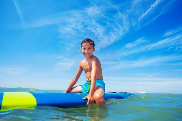 Happy Smiling Little Boy Sit Surfboard Sea Surfing Sunny Day — Φωτογραφία Αρχείου